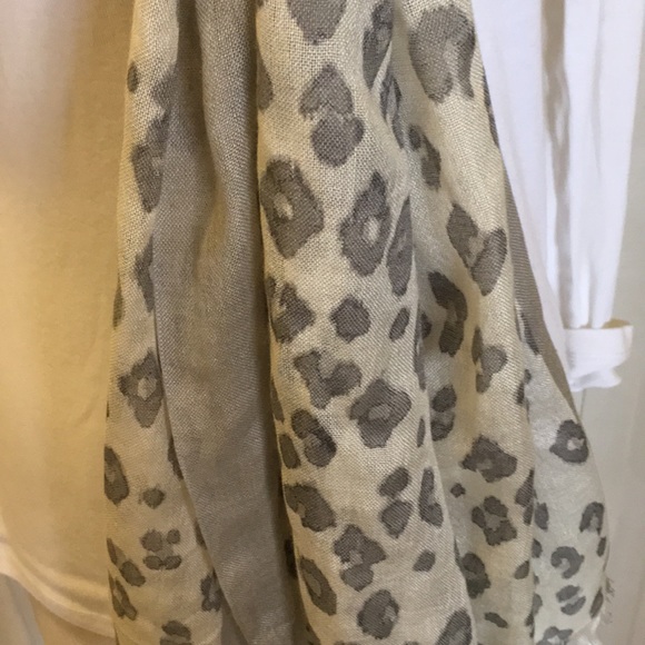 Banana Republic Pretty animal print scarf - Picture 3 of 4